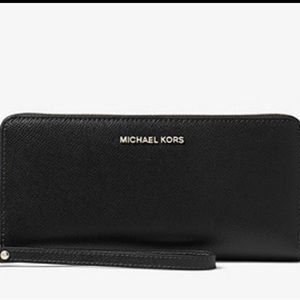 MICHAEL MICHAEL KORS Leather Continental Wristlet.
